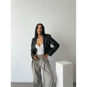 Veste courte en cuir de vachette noir à bouton unique, réversible, style bomber avec logo personnalisé et tissu satiné, taille XL pour la saison d'automne - Product Image 1