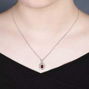 จี้ทองคำแท้ 18K ประดับทับทิมสีแดงเลือดนกธรรมชาติจากโมซัมบิก น้ำหนัก 0.69 กะรัต พร้อมเพชร 48 เม็ด เครื่องประดับหรูหรา - Product Image 5