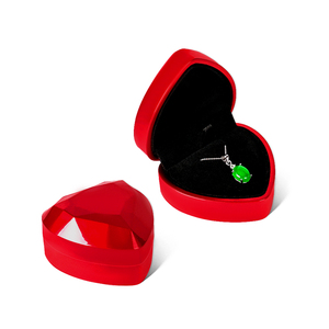 Boîte à bague en velours de forme cœur rouge avec logo personnalisé DEQI, taille et couleur personnalisées, pour mariage, Saint-Valentin - Product Image 1