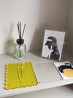 Support de table en acrylique ondulé coloré avec bord ondulé et fermeture magnétique - Moderne, écologique, taille et couleur personnalisables