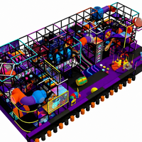 Structure d'escalade personnalisable et stimulante sur le thème cyberpunk à plusieurs niveaux, pour aire de jeux intérieure pour enfants en centre commercial