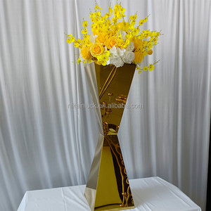 Supporto per fiori in oro per decorazione di nozze a forma di piramide in acciaio inossidabile per fiori da sposa e piedistallo per torta - Product Image 2
