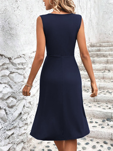 Robe midi sans manches unie à col en V et taille froncée croisée pour femme - Product Image 3