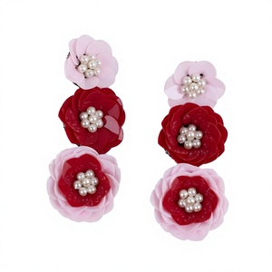 Boucles d'oreilles pendantes artisanales en perles roses et blanches, plaquées argent, motif floral, style Santa, pour filles, fêtes, célébrations, Noël - Product Image 4