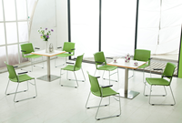 Vente en gros d'une chaise de formation bon marché en plastique Mobilier de bureau design à la mode Chaise empilable avec cadre chromé pour l'extérieur