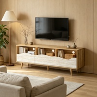 Console multimédia avec portes ondulées en faux travertin, rangement ouvert, trous pour câbles et pieds en bois pour salon
