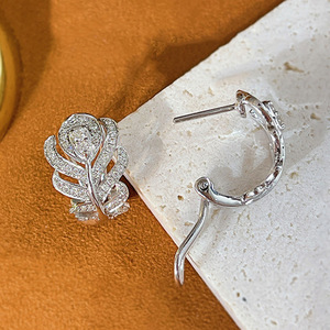 Orecchini a polsino con piume per donna, eleganti accessori per l'orecchio da indossare tutti i giorni - Product Image 2