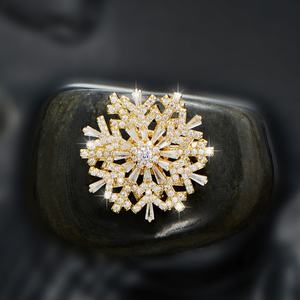 Broche Giratorio de Aleación de Zirconia con Diseño de Copo de Nieve, Ultra Hermoso, de Alta Gama, Tridimensional, para Mujer, Estilo Coreano, Elegante, para Traje o Abrigo - Product Image 1