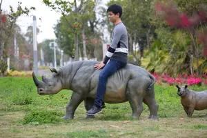새로운 디자인 정원 장식 동물 조각 수제 현실적인 유리 섬유 코뿔소 동상
