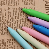 Stylos en plastique avec revêtement en caoutchouc en vrac-Stylo à bille multicolore avec logo imprimé personnalisé rétractable OEM pour fournitures de papeterie bon marché