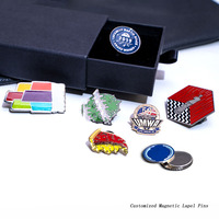 Pin Kerah Logam Berlapis Emas Kustom dengan Cetak Letterpress Desain Modern untuk Hadiah Hari Nasional Dekorasi Pernikahan & Promosi