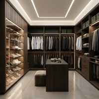Dressing moderne de luxe sur mesure avec placard à chaussures en verre trempé effet bois, éclairage LED et rangement multi-zones pour chambre à coucher