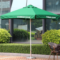 Table centrale d'extérieur, chaises, parasol, café, stand commercial, parasols carrés