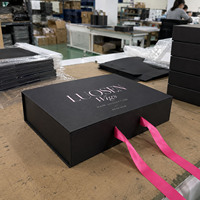 Boîte en carton personnalisée avec logo imprimé pour emballage de perruques et cosmétiques, boîte cadeau magnétique haut de gamme pour extensions de cheveux avec insert en satin