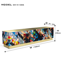 Meuble TV avant-gardiste en aluminium anodisé noir et finition or, avec étagère en verre bronze, pour salon