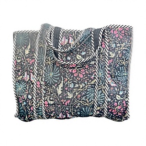 Sac fourre-tout matelassé en coton noir à fermeture ouverte, élégant, pour le shopping, les voyages et l'usage quotidien - Product Image 1