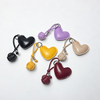 Breloque de téléphone en cuir PU ciré à l'huile, cœur gonflé, rembourrée de coton, avec boule tissée, porte-clés cœur d'amour, breloque de sac tendance, perles argentées