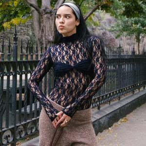 À la mode nouveau Design dentelle Vintage couleur unie voir à travers <span class=keywords><strong>haut</strong></span> court chemise à manches longues <span class=keywords><strong>pagode</strong></span> décontracté Sexy <span class=keywords><strong>haut</strong></span> pour femme - Product Image 3