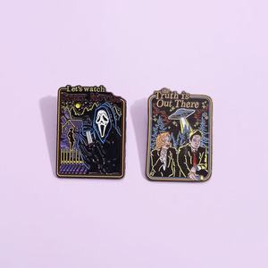 Fábrica de China, venta al por mayor, alfileres de solapa de huesos fantasmas, esmalte artesanal de Metal suave blanco y negro para Navidad, Día Nacional, Halloween - Product Image 1