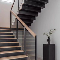 Escalier droit moderne d'intérieur avec rampe en acier et bois