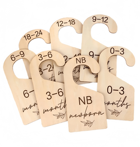 Großhandel Maßgefertigter Einlagiger Holz-Kleiderbügel für Babykleidung Wohnzimmer-Schrank-Organizer Multifunktionaler Organizer Geschenk zur Babyparty - Product Image 2
