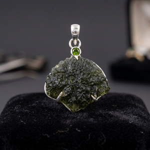 Pendentif en argent sterling avec Moldavite et Péridot, design pointe de cristal brut, bijou classique de haute qualité pour femme - Product Image 2