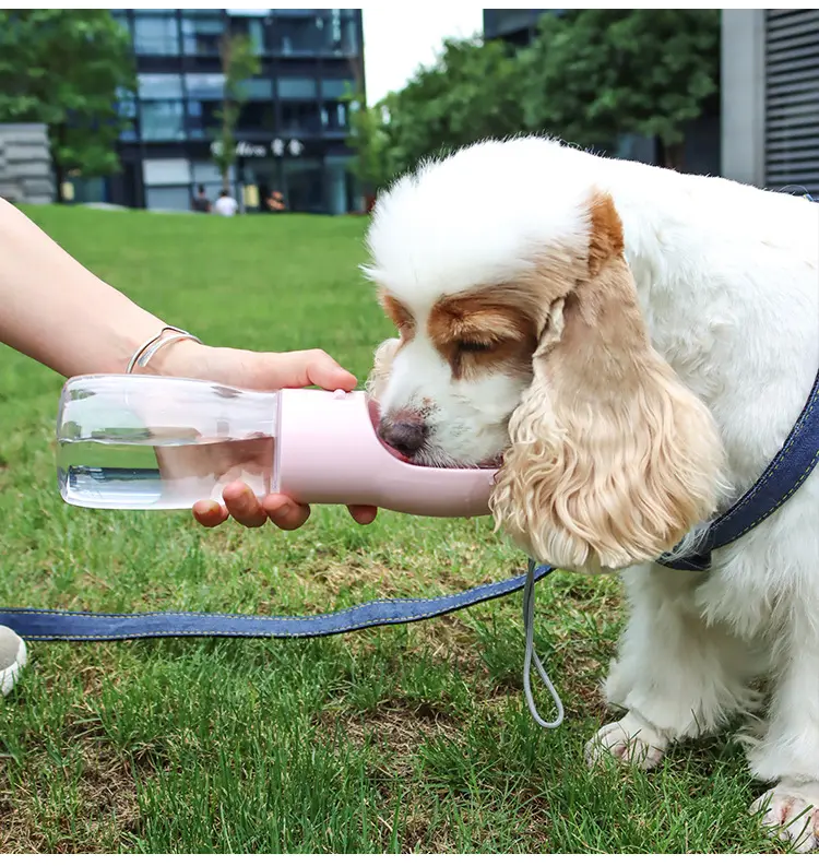 新しい人気のプラスチック製トラベルドリンクフィーダードッグフードボックスポータブル猫ペット犬ウォーターボトル、スクープとうんちバッグディスペンサー付き