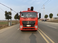 Camion-grue Dongfeng 240HP 4X2 8 tonnes à flèche octogonale à 4 sections pour la manutention de matériaux de construction