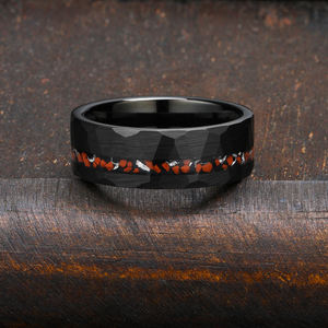 Bague alternative en tungstène <span class=keywords><strong>noir</strong></span> texturé martelé pour homme avec incrustation de météorite et d'os de dinosaure Bague en carbure de tungstène plaqué <span class=keywords><strong>noir</strong></span> - Product Image 3