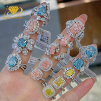 Bague de fiançailles personnalisée en or blanc 14 carats avec diamant de laboratoire bleu fantaisie de 2 carats taille coussin et bande pavée flottante pour femme