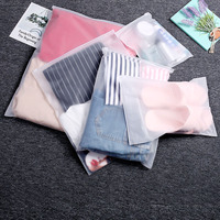 Convient pour le transport de vêtements, de chaussures et de chaussettes, de rangement et d'organisation de voyage, de fermetures à glissière, de trous de ventilation.