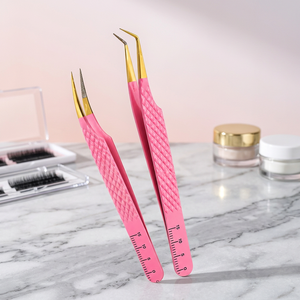 Pince à épiler de précision en acier inoxydable rose à texture diamantée, pointe dentée, avec règle intégrée pour extensions de cils - Product Image 2