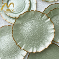 Assiette de Présentation en Verre Vert Sauge Bord Ondulé 13 Pouces pour Location Mariage Texture Gaufrée Artisanale Assiette de Dîner Décoration de Table Événementielle