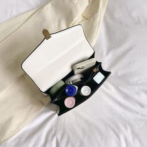 Chuỗi đá mô hình 2023 mới ong khóa một vai chéo cơ thể túi của phụ nữ nhà máy hàng hóa xuyên biên giới bán buôn xu hướng thời trang - Product Image 6