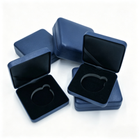 Boîte à bijoux carrée en cuir PU, logo personnalisé, bleu marine, boîte d'emballage cadeau pour pièces de monnaie, pendentifs, bagues, colliers, étui de rangement pour bijoux