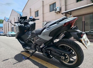 ยามาฮ่า ทีแม็กซ์ <span class=keywords><strong>560</strong></span> สกู๊ตเตอร์สปอร์ตขนาดใหญ่ระดับเรือธง พร้อมเครื่องยนต์ 2 สูบ 562 ซีซี CP2 และโครงอะลูมิเนียมเพื่อการขับขี่ในเมืองและการเดินทางขั้นสุดยอด - Product Image 3