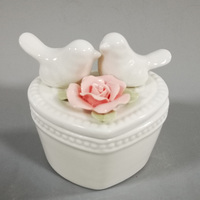 Petit gâteau de mariage blanc fait à la main dans un pot avec un motif de fleurs et d'oiseaux, boîte à bijoux ronde pour le rangement