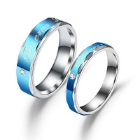 Anillo de Acero Inoxidable Plateado con Esmalte Azul y Diamantes de Imitación, con Grabado 'Forever'