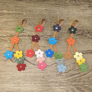 Llavero de cuero PU vibrante con flor, colgante energético de pétalos multicapa, accesorio portátil y versátil para bolso - Product Image 3