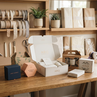 Boîte cadeau personnalisée en papier kraft avec poignée, fenêtre et logo imprimé, finition mate pour emballage e-commerce de cosmétiques