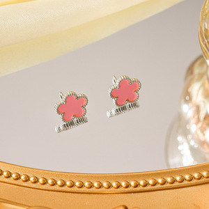 Pendientes <span class=keywords><strong>de</strong></span> tuerca <span class=keywords><strong>de</strong></span> acero <span class=keywords><strong>de</strong></span> titanio con diseño <span class=keywords><strong>de</strong></span> flor <span class=keywords><strong>de</strong></span> trébol <span class=keywords><strong>de</strong></span> cinco hojas para mujer, <span class=keywords><strong>de</strong></span> lujo ligero, que no se desvanecen, estilo nicho transfronterizo, color dorado. - Product Image 4