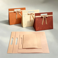 Boîte cadeau en papier pliable personnalisée avec poignée en ruban de satin, sac fourre-tout en papier gaufré de luxe pour l'emballage de cadeaux de marque