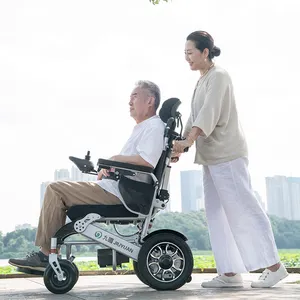 2022 كرسي بعجلات كهربائي للأشخاص ذوي الإعاقة قابل للطي خفيف الوزن مزود ببطارية من الليثيوم والألومنيوم يتميز بمبيعات عالية يتميز بجهاز تحكم عن بعد