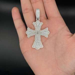 Colgante Hip Hop Premium, Chapado en Oro, con Diseño de Piedras Brillantes, para Hombres y Mujeres Amantes de la Moda - Product Image 1