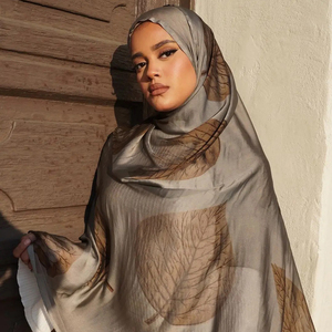 Hijab Long Décontracté de Luxe pour Femmes, Motif Ombre Tie-Dye Effet Aquarelle Marbré - Product Image 3