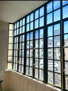 Nuove Finestre in Acciaio con Taglio Termico, Design con Griglia in Acciaio e Vetro, Finestre Fisse e a Battente - Product Image 2