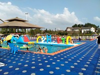 Plateforme aquatique flottante professionnelle sur mesure pour l'extérieur, cube flottant, durée de vie de 15 ans pour les parcs aquatiques et les piscines