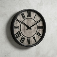 Jam Dinding Motif Kayu Lapuk Bingkai Hitam Bulat Jam Analog Angka Romawi Beroperasi dengan Baterai untuk Dekorasi Rumah Bergaya Rustic