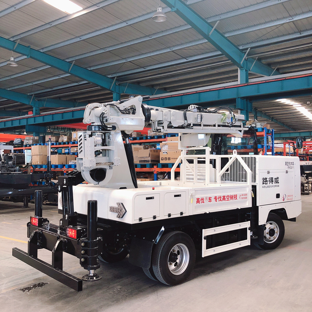 Remote Tree Pruner 15m Articulated Arm Diesel Engine for Elevated Cable Clearing Street Maintenance