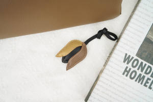 Charme de sac en cuir chic à trois tons avec détails de surpiqûres contrastées - Product Image 5